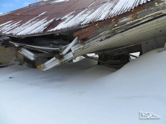 A neve invadiu antiga estação de pesquisa em Deception Island, na Antártida