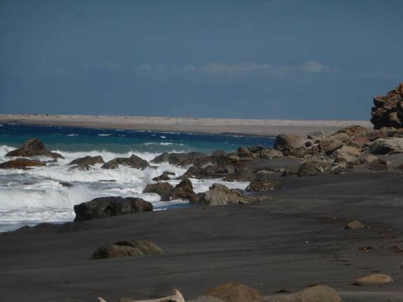 A nova praia de Montserrat, no Caribe, onde a areia é feita de cinzas de erupção vulcânica