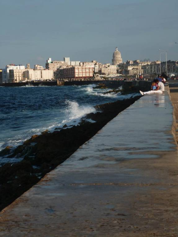 A orla do Malecón em Havana - Cuba A orla do Malecón em Havana - Cuba