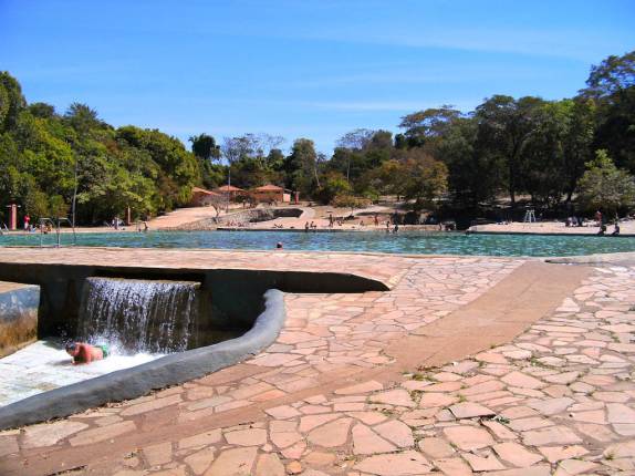 Vista da piscina de água mineral no Parque Nacional de Brasília.