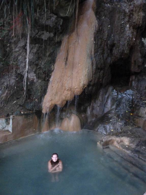 A Pitons Falls, com águas termais, perto de Soufriere, no sul de Santa Lúcia
