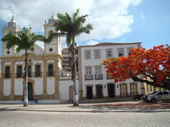 A Pousada Colonial e a Igreja NS das Correntes, em Penedo - AL A Pousada Colonial e a Igreja NS das Correntes, em Penedo - AL