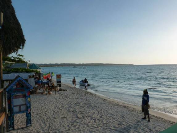 A praia de Long Bay, em frente ao nosso hotel em Negril, na Jamaica A praia de Long Bay, em frente ao nosso hotel em Negril, na Jamaica