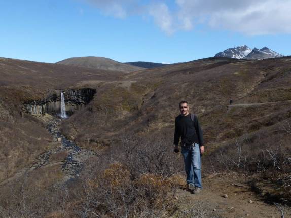 A primeira visão da bela cachoeira de Svartifoss, no parque de Skaftafell, no sul da Islândia A primeira visão da bela cachoeira de Svartifoss, no parque de Skaftafell, no sul da Islândia