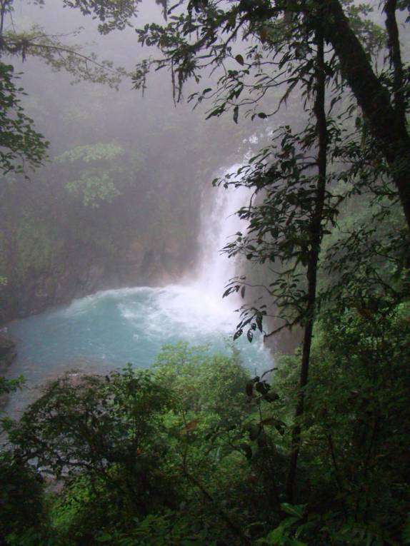 A primeira visão da Cascata do Rio Celeste, no Parque Nacional Tenorio, no norte da Costa Rica