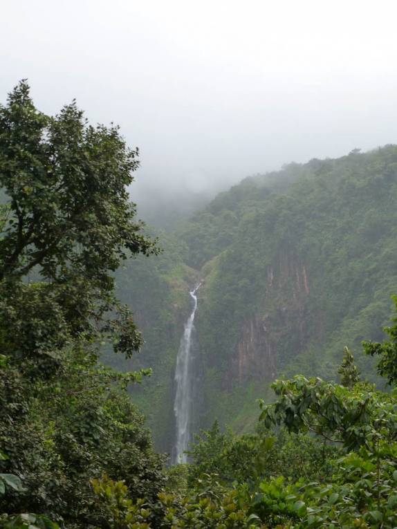 A primeira visão da majestosa 2a Queda dos Chutes du Carbet, no Parque Nacional em Basse Terre, em Guadalupe, no Caribe A primeira visão da majestosa 2a Queda dos Chutes du Carbet, no Parque Nacional em Basse Terre, em Guadalupe, no Caribe