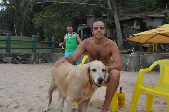 A simpática cadela Mel, na praia da Ferradurinha, em Búzios - RJ A simpática cadela Mel, na praia da Ferradurinha, em Búzios - RJ