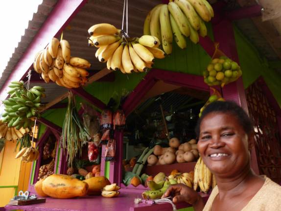 A simpática vendedora de frutas em Clifton, capital de Union Island, ilha no sul de São Vicente e Granadinas, no Caribe A simpática vendedora de frutas em Clifton, capital de Union Island, ilha no sul de São Vicente e Granadinas, no Caribe