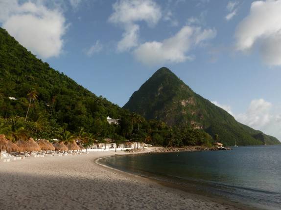 A Sugar Beach, com areias brancas importadas de Granada, no resort Jalousy, entre as duas Pitons, em Soufriere, no sul de Santa Lúcia