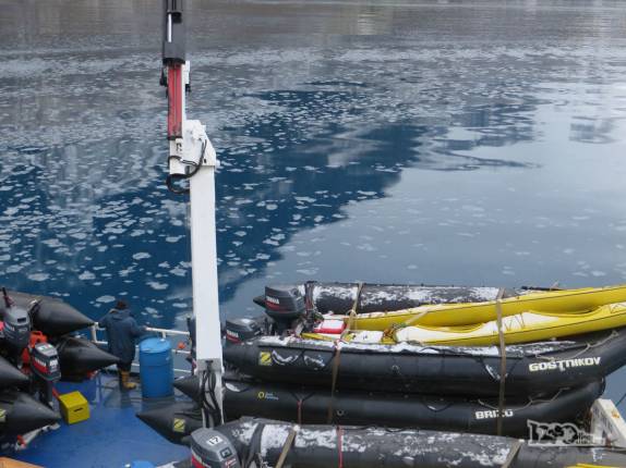 A água gelada e azul da baía de Stromness, na Geórgia do Sul A água gelada e azul da baía de Stromness, na Geórgia do Sul