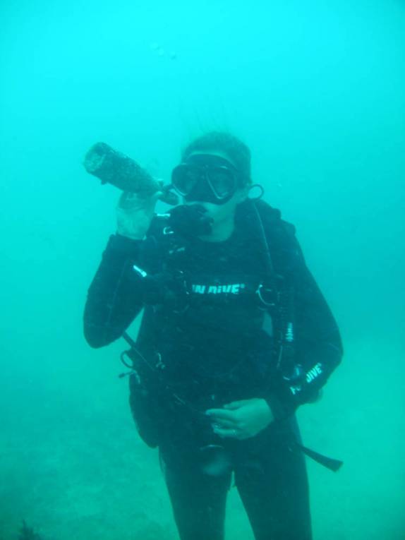 Achando uma antiga garrafa no naufrágio Santa Catarina, em Abrolhos - BA Achando uma antiga garrafa no naufrágio Santa Catarina, em Abrolhos - BA