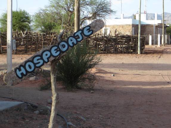 Achando uma hospedagem em Baldecitos, pequena vila ao lado do Parque Provincial Ischigualasto, na Argentina Achando uma hospedagem em Baldecitos, pequena vila ao lado do Parque Provincial Ischigualasto, na Argentina