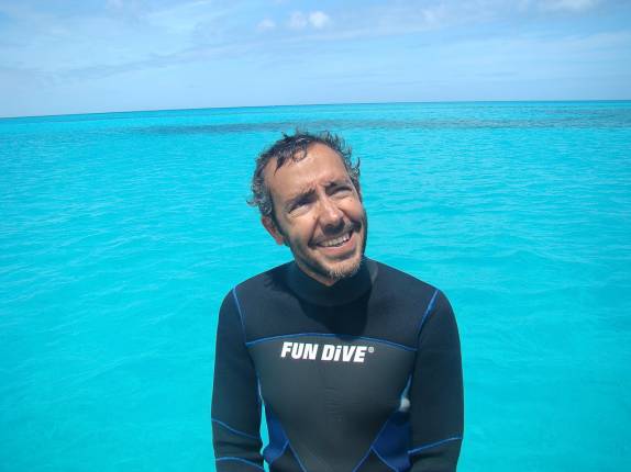 Admirado com a cor da água