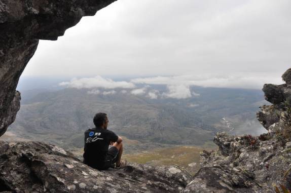 Admirando a bela paisagem no Pico do Itambé, na região de Capivari - MG