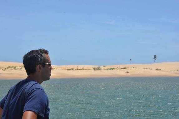 Admirando a Foz do Rio São Francisco, divisa entre os estados de Alagoas e Sergipe (município de Piaçabuçu - AL)