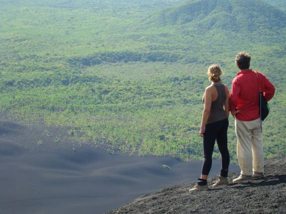 Admirando a grandiosa paisagem do alto do Cerro Negro próximo à León, na Nicarágua. Admirando a grandiosa paisagem do alto do Cerro Negro próximo à León, na Nicarágua.