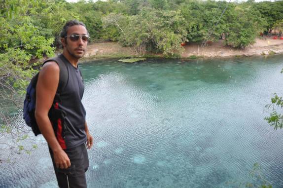 Admirando a lagoa da Pratinha, próximo à Lençóis, na Chapada Diamantina - BA