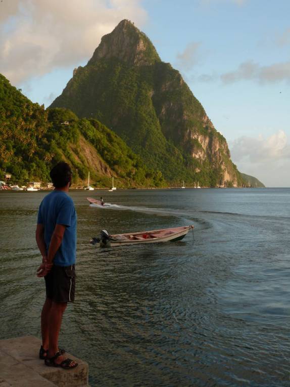 Admirando a magnífica Petit Piton, em Soufriere, no sul de Santa Lúcia, no Caribe Admirando a magnífica Petit Piton, em Soufriere, no sul de Santa Lúcia, no Caribe