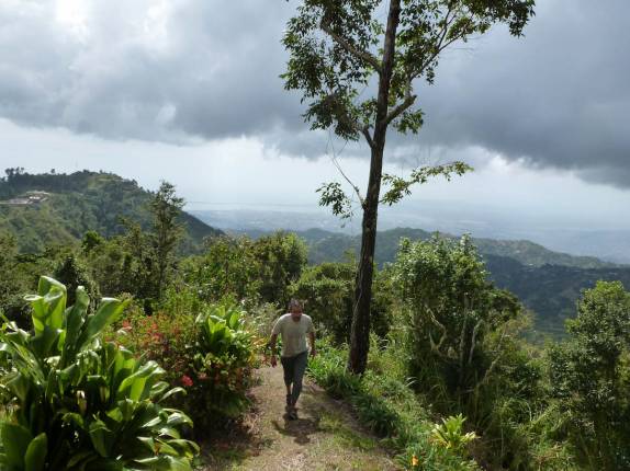 Admirando a paisagem do alto das Blue Mountains, na Jamaica Admirando a paisagem do alto das Blue Mountains, na Jamaica