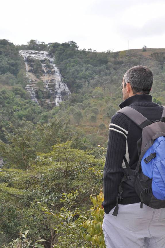 Admirando achoeira lateral à Cachoeira da Fumaça em Carrancas - MG