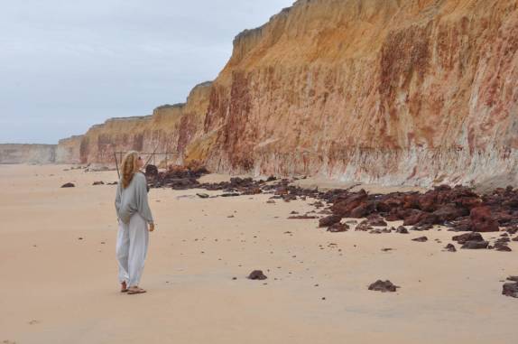 Admirando as falésias da praia de Costa Dourada, extremo sul da Bahia