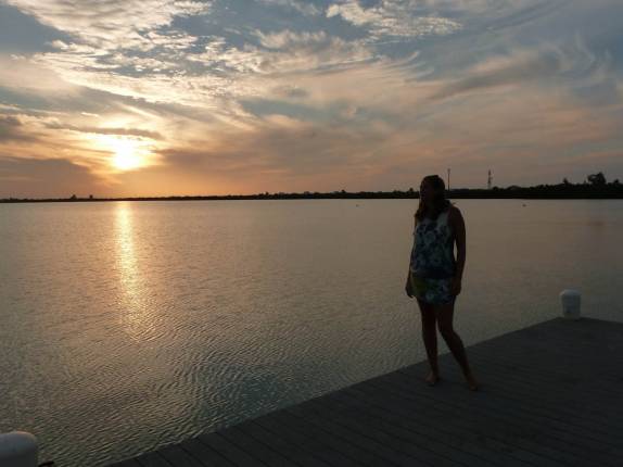 Admirando o belÃssimo pôr-do-sol na nossa pousada em Little Cayman, nas Ilhas Caiman Admirando o belÃssimo pôr-do-sol na nossa pousada em Little Cayman, nas Ilhas Caiman