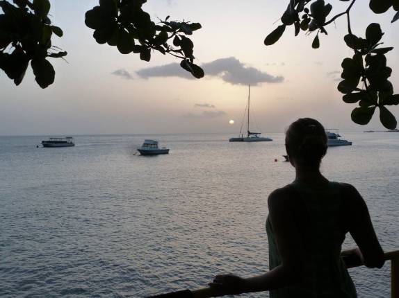 Admirando o lindo entardecer em praia de Roseau, capital da Dominica, no Caribe