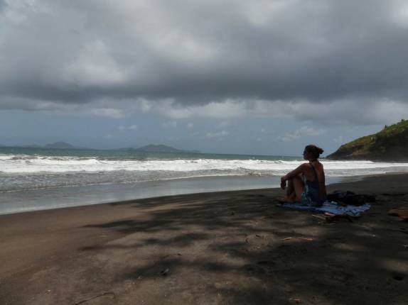 Admirando o mar da praia de Grande Anse, na região de Tròis Rivières, sul de Basse Terre, em Guadalupe Admirando o mar da praia de Grande Anse, na região de Tròis Rivières, sul de Basse Terre, em Guadalupe