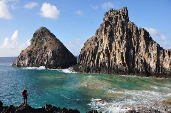 Admirando os Dois Irmãos em Fernando de Noronha - PE