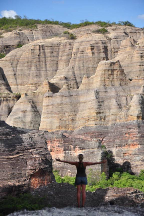 Admirando paisagem da Serra da Capivara, próximo à São Raimundo Nonato - PI
