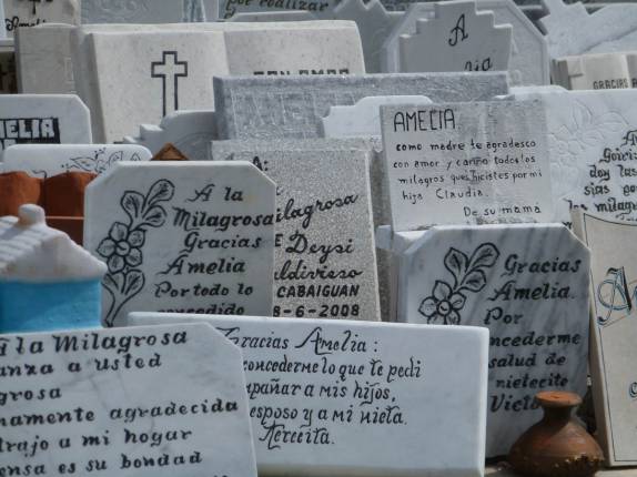 Agradecimentos aos milagres de Amelia Goyri, na Necrópolis Cristóbal Colón, em Havana - Cuba Agradecimentos aos milagres de Amelia Goyri, na Necrópolis Cristóbal Colón, em Havana - Cuba