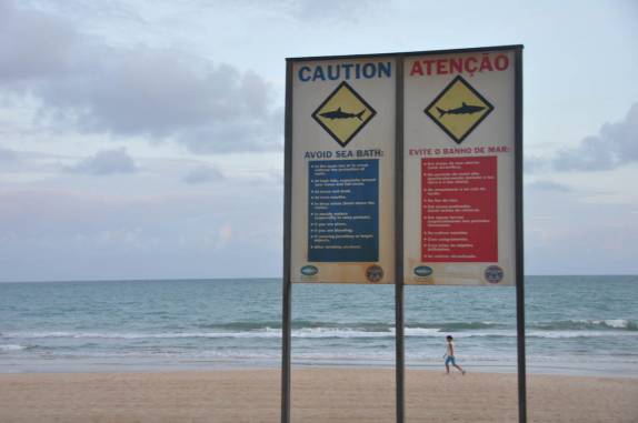 Alerta nas placas da praia de Boa Viagem, em Recife - PE Alerta nas placas da praia de Boa Viagem, em Recife - PE