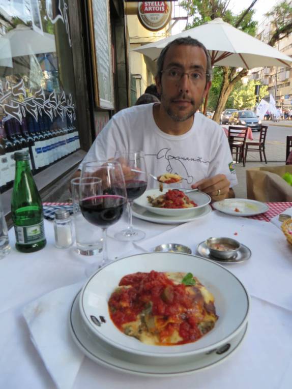 Almoço em delicioso restaurante do bairro Providencia, em Santiago, capital do Chile Almoço em delicioso restaurante do bairro Providencia, em Santiago, capital do Chile