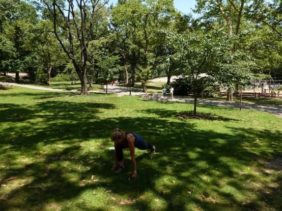 Alongamento no Central Park, numa magnífica manhã de verão em Nova Iorque - Estados Unidos