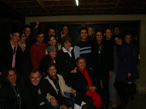 Amigos celebrando chá de cozinha da Paula e do Gusta Amigos celebrando chá de cozinha da Paula e do Gusta