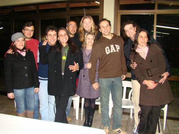 Amigos celebrando chá de cozinha da Paula e do Gusta Amigos celebrando chá de cozinha da Paula e do Gusta