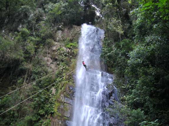 Ana, descendo a Cachoeira das Arapongas, de rapel - PETAR Ana, descendo a Cachoeira das Arapongas, de rapel - PETAR