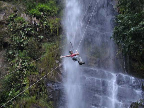 Ana, descendo a Cachoeira das Arapongas, de rapel - PETAR Ana, descendo a Cachoeira das Arapongas, de rapel - PETAR