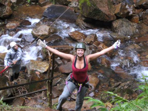 Ana, descendo a Cachoeira das Arapongas, de rapel - PETAR Ana, descendo a Cachoeira das Arapongas, de rapel - PETAR