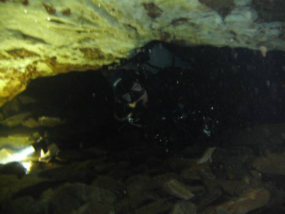 Ana atravessando restrição em mergulho na Mina da Passagem, em Mariana - MG Ana atravessando restrição em mergulho na Mina da Passagem, em Mariana - MG