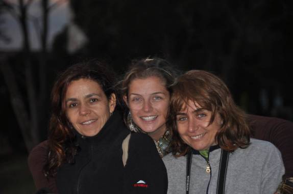 Ana com as cunhadas Sossa e Lalau no Pico do Gavião - MG Ana com as cunhadas Sossa e Lalau no Pico do Gavião - MG