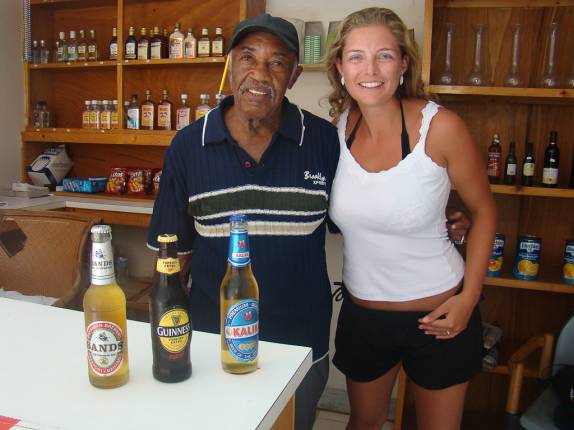 Ana com o Fred, dono do boteco que frequentamos em Nassau Ana com o Fred, dono do boteco que frequentamos em Nassau