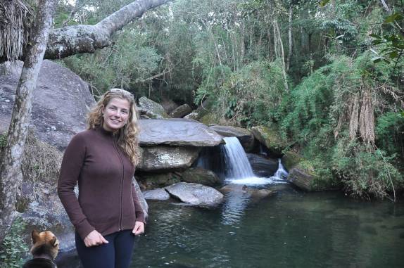 Ana com o Simbad na Cachoeira das Fadas no Vale do Matutu - MG