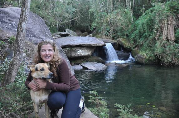 Ana com o Simbad na Cachoeira das Fadas no Vale do Matutu - MG Ana com o Simbad na Cachoeira das Fadas no Vale do Matutu - MG