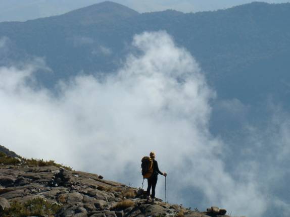 Ana curtindo a vista no início da longa dscida da Pedra da Mina em Passa Quatro - MG Ana curtindo a vista no início da longa dscida da Pedra da Mina em Passa Quatro - MG