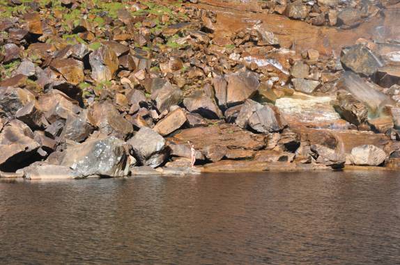 Ana do lado de lá do poço da Cachoeira do Tabuleiro, no Parque Estadual da Serra do Intendente, em Tabuleiro - MG Ana do lado de lá do poço da Cachoeira do Tabuleiro, no Parque Estadual da Serra do Intendente, em Tabuleiro - MG