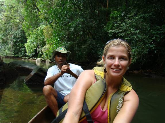 Ana e Amilton, quase chegando na cachoeira, já no igarapé 'de acesso' Ana e Amilton, quase chegando na cachoeira, já no igarapé 'de acesso'