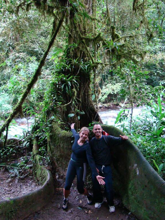 Ana e Edson na bela Figueira na trilha para a caverna  Água Suja