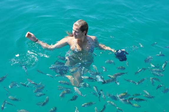 Ana entre peixes na Ilha Comprida, em Parati - RJ