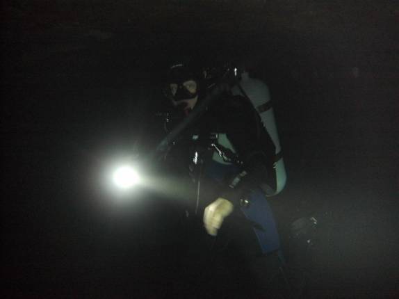 Ana mergulhando na Mina da Passagem, em Mariana - MG Ana mergulhando na Mina da Passagem, em Mariana - MG